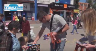 Активисты партии» Наша партия» раздают Георгиевскую ленту в Бельцах