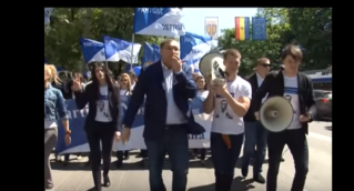 Это видео общедоступно. Усатого не остановить, с ним народ!!!