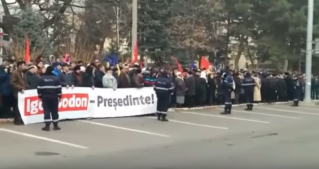 Тысячи людей пришли ко Дворцу республики поддержать Игоря Додона