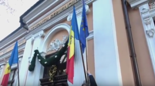 Deputații Partidului Liberal arborează drapelul Uniunii Europene la sediul Preșe…