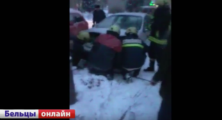 У торгового центра в Бельцах горела машина.