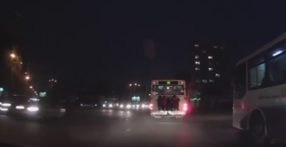 На Ботанике засняли четырех «зацеперов», катавшихся на автобусе