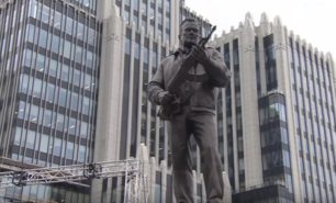 Памятник Михаилу Калашникову открыли в Москве