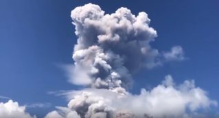Сняли видео как На Филиппинах происходит извержение вулкана Майон
