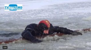 УЧС проводит учебную тренировку по спасению человека на льду