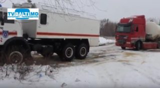 Бельцкие спасатели эвакуируют бензовоз