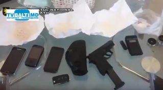 Droguri și arme confiscate de ofițerii de investigații