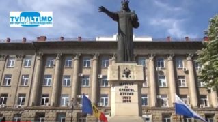 Возложение цветов к памятнику Штефана Чел Маре ко Дню города Бельцы.