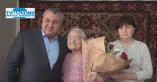 Примар Поздравляет 100- летних юбиляров.