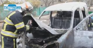 Intervenția pompierilor la stingerea unui autoturism