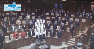 Детский хор исполнил государственный гимн на открытии сессии парламента