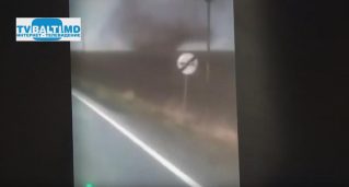 Видео из салона автобуса, попавшего в торнадо в Румынии