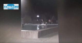 В день выборов в Бельцах двое парней решили искупаться в фонтане
