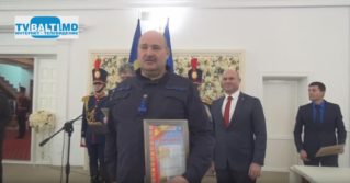 П.Войку награждает ветеранов МВД -победителей турнира по шашкам в Бельцах