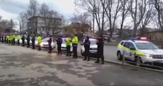 В Бельцах полицейские аплодировали врачам и включили в их честь сирены