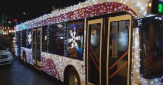 В Бельцах запустили новогодний троллейбус