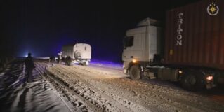 Из-за снегопадов на дороги Молдовы  экипажи полиции приходят на помощь