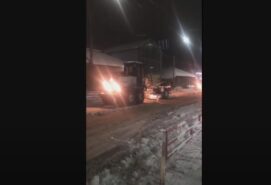 Уборка улиц ночью после снегопада в Бельцах
