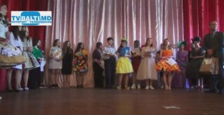 Награждение победителей бумажных платьев  в Бельцах