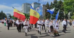 Парад национального костюма в Бельцах