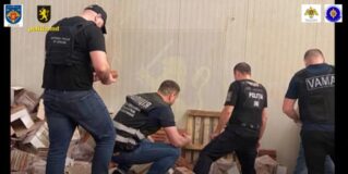 Полицейские сожгли самую крупную партию героина, изъятую в Молдове