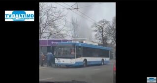 В Бельцах загорелся троллейбус с пассажирами