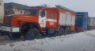 МЧС приходит на помощь автомобилистам при снежной стихии