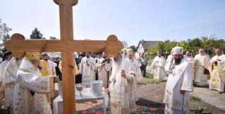 В Бельцах освятили крест в основании будущего Кафедрального собора Румынской православной церкви