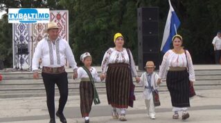 Дефиле национальных костюмов